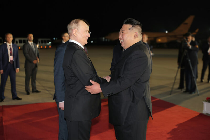 Kim Jong-un, secara pribadi mengantar kepala negara Rusia ke pesawat di bandara Pyongyang