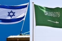 Foto: Kolase Foto Bendera Arab Saudi dan Bendera Israel. (Dok. Pool Getty Images)