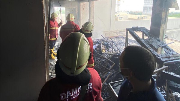 Petugas pemadam kebakaran Kota Tangerang Selatan memadamkan api yang membakar salah satu hotel di Alam Sutra, Tangsel (Foto: ANTARA/Azmi Samsul Maarif)
