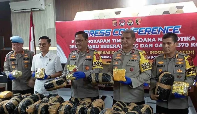 Kapolda Aceh Irjen Pol Achmad Kartiko (tengah) memperlihatkan barang bukti narkoba jenis sabu-sabu di Banda Aceh, Rabu (5/6/2024). ANTARA/M Haris SA