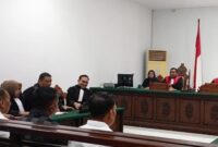 foto - Para terdakwa mengikuti persidangan tindak pidana korupsi pengadaan buka adat Rp5,6 miliar di pengadilan tipikor pada Pengadilan Negeri Banda Aceh di Banda Aceh. ANTARA/M Haris SA