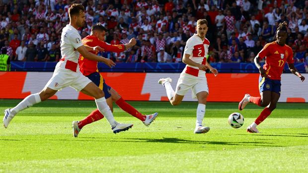 Alvaro Morata membuka keunggulan Spanyol 1-0. (Foto: REUTERS/Fabrizio Bensch)
