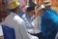 Foto: Tangkapan layar video viral pengantin pria di Ternate dipukul wali nikah usai ijab kabul. (dok. istimewa)

