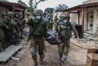 Tentara Israel menggotong mayat rekannya yang tewas dalam pertempuran darat melawan pasukan Hamas di Jalur Gaza. [foto: Getty Images]