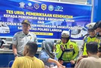 Foto: Tes urine sopir angkot dan bus di Aceh. (Ditlantas Polda Aceh)