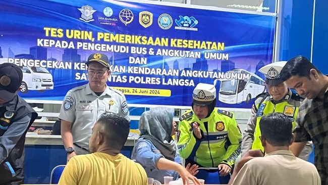 Foto: Tes urine sopir angkot dan bus di Aceh. (Ditlantas Polda Aceh)