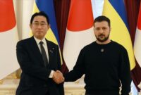 Perdana Menteri Jepang Fumio Kishida (kiri) bertemu dengan Presiden Ukraina Volodymyr Zelenskyy. (Foto file - Anadolu Agency)