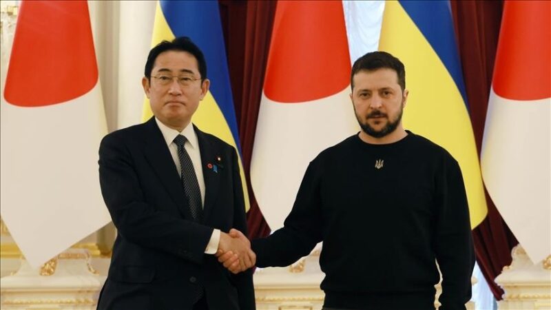 Perdana Menteri Jepang Fumio Kishida (kiri) bertemu dengan Presiden Ukraina Volodymyr Zelenskyy. (Foto file - Anadolu Agency)