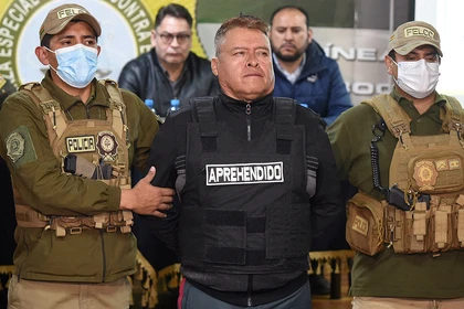 Jenderal Pemberontak Juan José Zúñiga (tengah) dikelilingi oleh polisi setelah upaya kudeta yang gagal.
Foto: REUTERS.