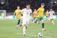Aksi Mierza Firjatullah saat Timnas Indonesia U-16 menghadapi Timnas Australia U-16 di semifinal Piala AFF U-16 2024 yang digelar di Stadion Manahan, Solo, Jawa Tengah, Senin (1/7/2024) malam WIB. (Bola.com/Abdul Aziz)