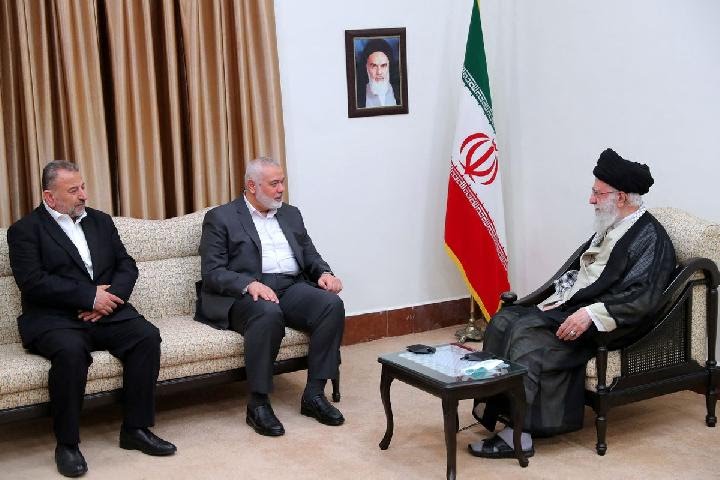 Pemimpin Tertinggi Iran Ayatollah Ali Khamenei bertemu dengan pemimpin tertinggi kelompok Palestina Hamas, Ismail Haniyeh, di Teheran, Iran 21 Juni 2023. Kantor Pemimpin Tertinggi Iran/WANA/ File Foto