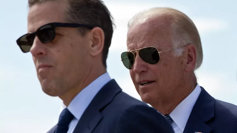 Foto AP/Visar Kryeziu
Joe Biden bersama putranya Hunter