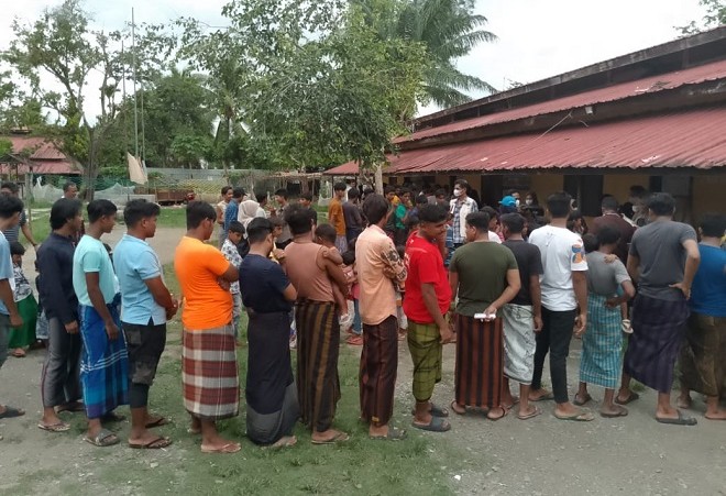 Para pengungsi berobat dan hampir semua dari anak-anak hingga dewasa mengalami penyakit kulit atau pencernaan