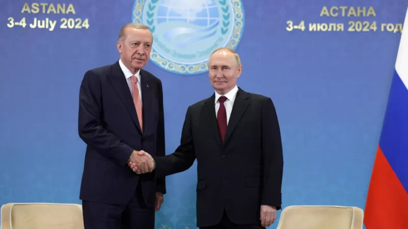 Presiden Rusia Vladimir Putin dan Presiden Republik Turki Recep Tayyip Erdogan saat bertemu di sela-sela KTT Organisasi Kerja Sama Shanghai