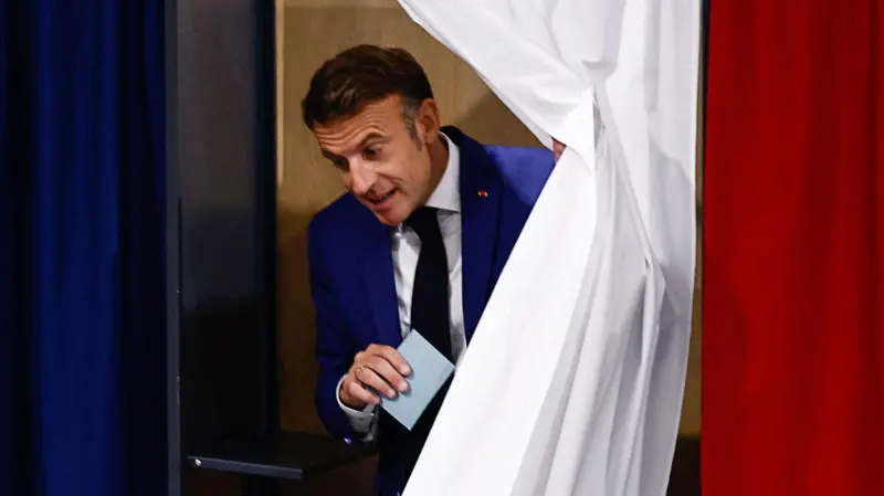 Presiden Emmanuel Macron  Saat Memilih /Foto:  Reuters.