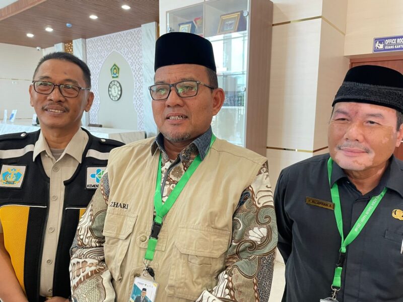 Ketua Petugas Penyelenggara Ibadah Haji (PPIH) Embarkasi Aceh, Azhari (tengah) Foto: Ajnn
