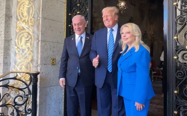 Foto: Donald Trump Bersama Benjamin Netanyahu dan Sara Netanyahu
di pintu masuk rumah Mar-a-Lago