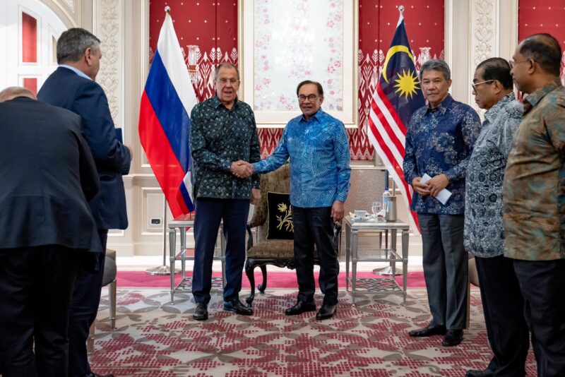 Foto: Anwar Ibrahim/X
Menteri Luar Negeri Rusia Sergei Lavrov dan Perdana Menteri Malaysia Anwar Ibrahim saat bertemu Sabtu 27 juli 2024
