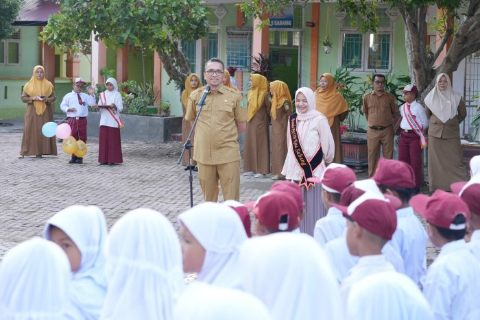 Foto: Memastikan proses MPLS berjalan lancar, Pj Wali Kota Sabang Reza Fahlevi didampingi Bunda PAUD Kota Sabang Kamelia Nasri, beserta jajaran melakukan monitoring hari pertama masuk sekolah ke SD Negeri 5 Sabang, Senin (15/7) (Mercinews/ Pemerintah Sabang)