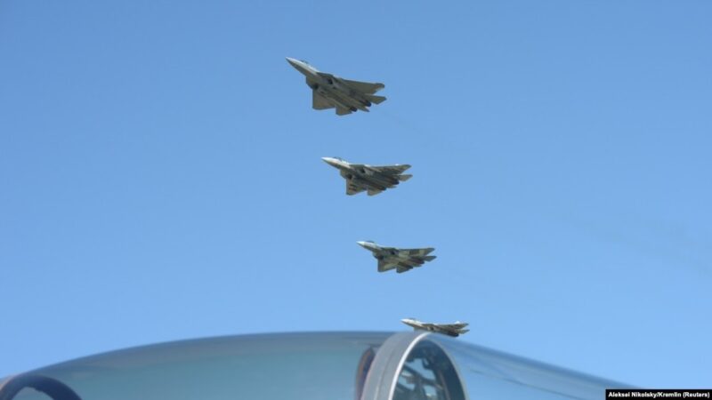 Penerbangan pesawat tempur Su-57 di Akhtubinsk. Foto ilustrasi