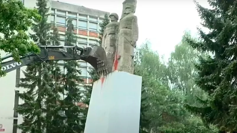 Pihak berwenang di kota Nowogard di barat laut Polandia menghancurkan monumen persaudaraan senjata Soviet dan Polandia