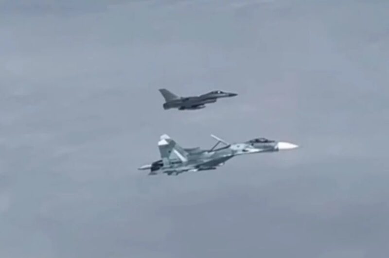Foto video Tangkap Layar dua  pesawat tempur Typhoon. Su-27 Inggris