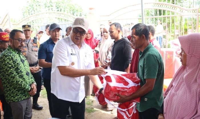 Pj Gubernur Bustami Serahkan Bantuan Dan Tinjau Penanganan Bencana Di Aceh Utara/ Foto: (Dinas Sosial Aceh/ Mercinews)