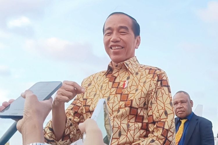 Presiden Joko Widodo saat memberikan keterangan pers di Lanud Halim Perdanakusuma, Jakarta, Senin (8/7/2024).(Kompas.com/Dian Erika)