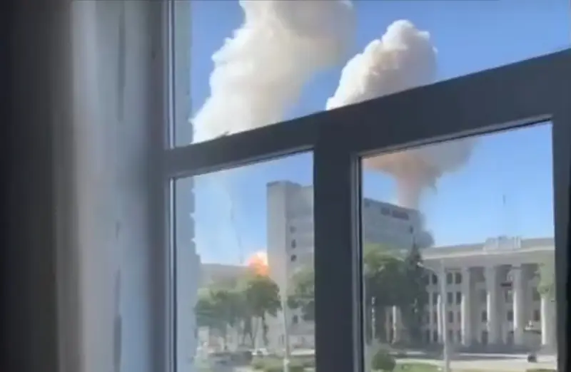 Foto: Rekaman ledakan dahsyat yang diambil oleh saksi mata di wilayah perusahaan industri Yuzhmash di Dnepropetrovsk,