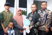 Kadis Sosial Aceh Dr. Muslem serahkan Simbolis Bantuan Rumah Islamic Relief dari Sumbangan Muslim Australia. (11/7/24) Lambheu, Aceh Besar /(Mercinews/Pemerintah Aceh)
