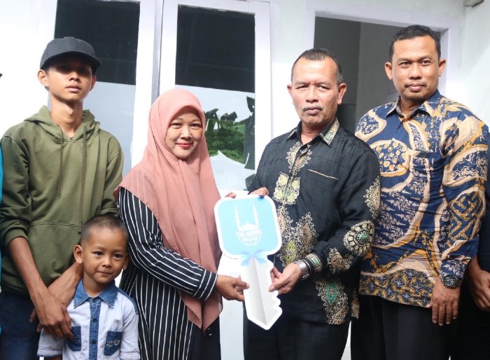 Kadis Sosial Aceh Dr. Muslem serahkan Simbolis Bantuan Rumah Islamic Relief dari Sumbangan Muslim Australia. (11/7/24) Lambheu, Aceh Besar /(Mercinews/Pemerintah Aceh)