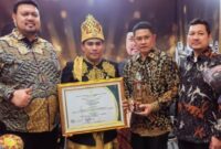 Ketua Posyantek Naturi, Faisal didampingi Kepala DPMG Provinsi Aceh usai menerima Piala Juara Favorit Nasional pada Lomba Teknologi Tepat Guna Nasional (TTGN) ke-25 di Lapangan Islamic Center Mataram, Nusa Tenggara Barat (NTB), Senin (15/7/2024).