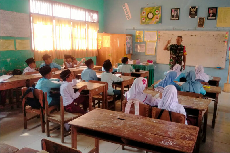Babinsa Koramil 05/Mesjid Raya Sertu Sumardi Berikan Materi Wawasan Kebangsaan dan Cinta Tanah Air di SDN Krueng Raya Aceh Besar Rabu 24 juli 2024.
