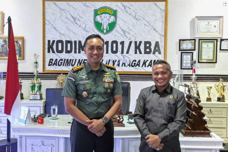 Komandan Kodim 0101/KBA, Kolonel Czi Widya Wijanarko, S.Sos., M.Tr.(Han)  Kiri dan Ketua Pengadilan Negeri Banda Aceh, Dr. Teuku Syarafi, SH.MH Kanan/ (Mercinews)