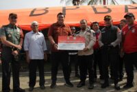 Kemensos menyerahkan bantuan untuk masyarakat terdampak kekeringan di Aceh Besar kepada Pj Bupati Aceh Besar/(Mercinews)