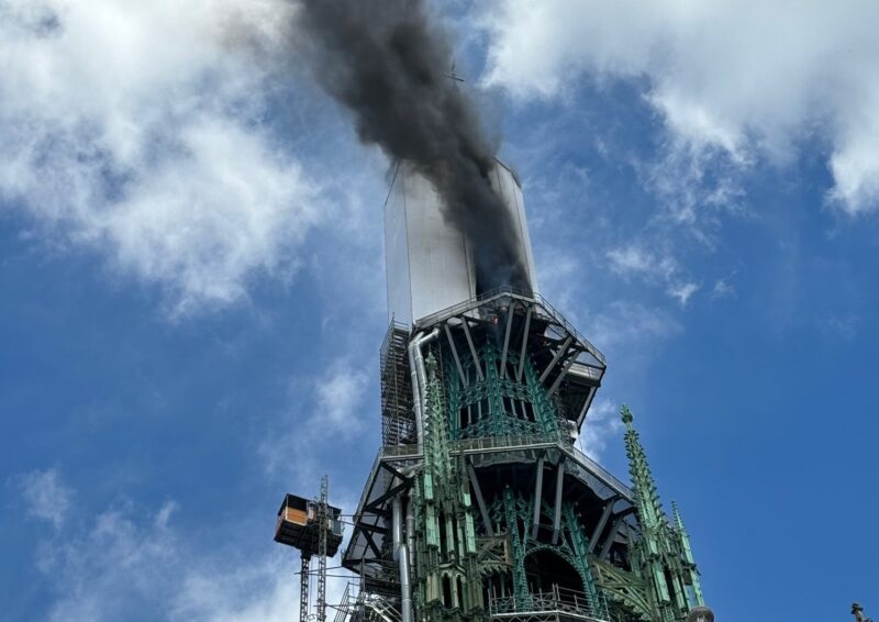 Puncak menara Katedral Rouen di Paris terbakar /Foto: X Walikota Seine-Maritime Prancis