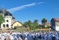 Masyarakat Kemukiman Lhoknga sedang mendegarkan khutbah usai melaksanakan shalat istisqa di halaman depan Masjid Al Islah Lhokngas ((ANTARA/M Ifdhal))