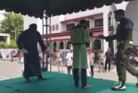 Terpidana pelanggaran syariat Islam saat menjalani hukuman cambuk di halaman masjid Al Falah Kota Sigli, Pidie, Aceh, Jumat (6/7/2024) (ANTARA/Mira Ulfa)