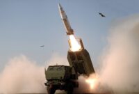 Sistem peluncur roket ganda (MLRS) milik Amerika Serikat menembakkan rudal ATACMS (Army Tactical Missile System) Block 1 dalam foto tak bertanggal yang dirilis Militer AS pada 16 November 2003.(US ARMY via AFP)