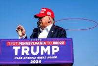 Peluru menuju bagian atas telinga Mantan presiden Amerika Serikat Donald Trump saat pidato kampanyenya di Pennsylvania/Fotografer The New York Times, Doug Mills