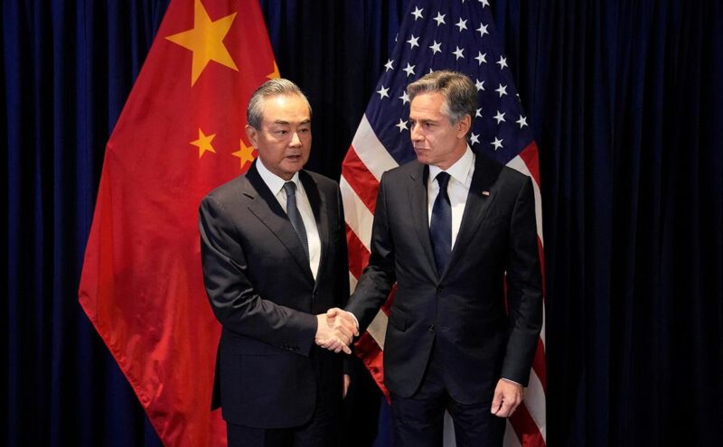 Tiongkok berjanji untuk terus mendorong dialog damai mengenai Ukraina/ Menteri Luar Negeri China Wang Yi saat bertemu dengan Menteri Luar Negeri AS Antony Blinken di ibu kota Laos, Vientiane.