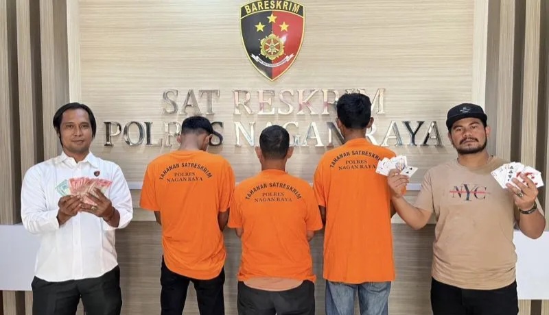 Personel Satuan Reserse Kriminal Polres Nagan Raya, Aceh memperlihatkan tiga orang pelaku judi yang telah ditetapkan sebagai tersangka, dan di tahan di Mapolres setempat di Kompleks Perkantoran Suka Makmue, Selasa (30/7/2024). (ANTARA/HO)