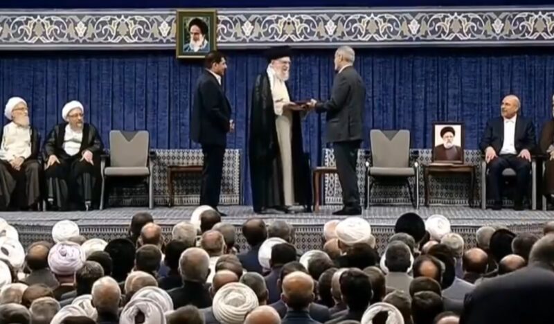 Pemimpin Agung Iran Ayatollah Ali Khamenei memberikan dukungan resminya kepada Masoud Pezeshkian