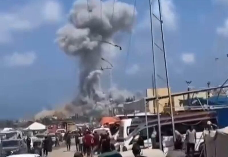 Foto: serangan israel di daerah Al Mawasi dekat kota Khan Yunis di Gaza selatan yang menewaskan lebih dari 70 orang dan melukai hampir 290 lainnya pada Sabtu 13 juli 2024.