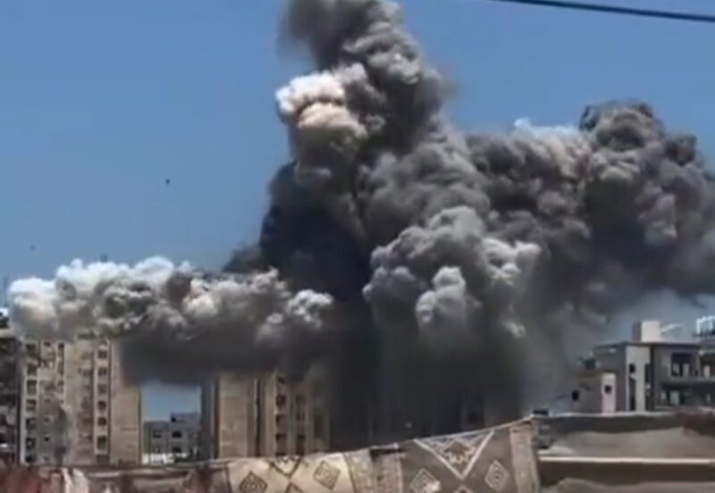 Foto: Rudal Israel menghantam gedung  bertingkat pada 20 Juli 2024.
