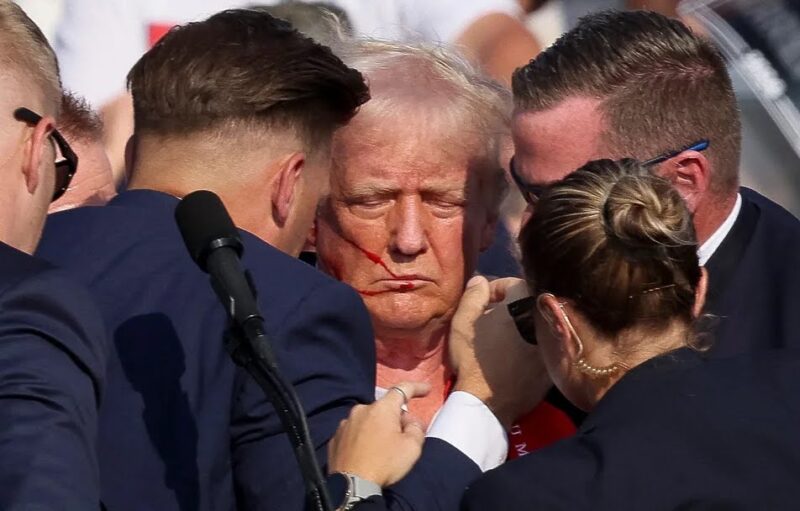 Tembakan terhadap Donald Trump membuat khawatir seluruh Amerika, dan dia sendiri memperoleh modal politik

Foto: Brendan McDermid, Reuters