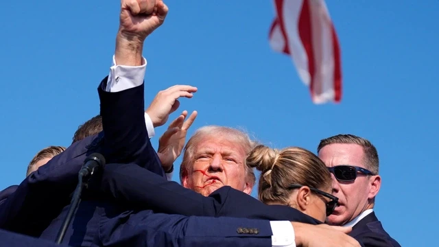 Mantan presiden tersebut menderita luka di kepala, dan agen Dinas Rahasia mengevakuasi Trump yang berlumuran darah dari tempat kejadian