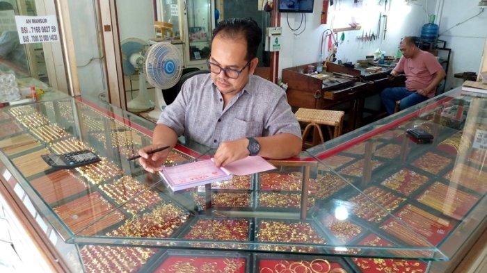 Mansur penjual emas di toko Tiara, Idi Rayeuk, Aceh Timur. FOTO/ SERAMBINEWS.COM/ MAULIDI ALFATA