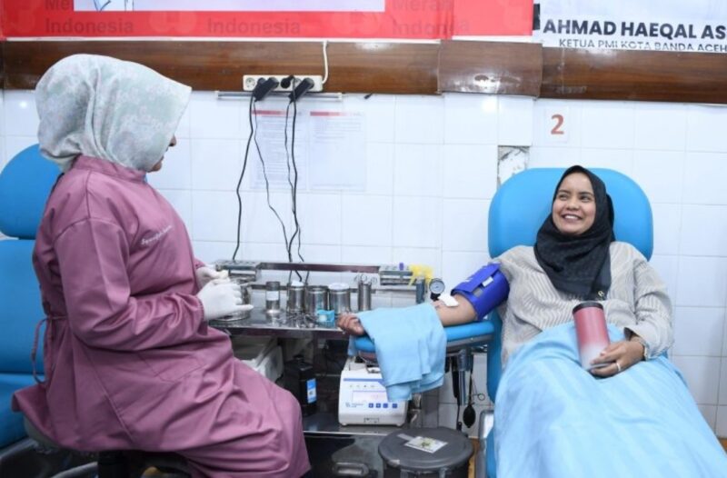 Pj. Ketua TP-PKK Aceh, Mellani Subarni, saat melakukan donor darah di Kantor Unit Donor Darah PMI Kota Banda Aceh, Rabu, (17/7/2024). /(Mercinews/Pemerintah Aceh)