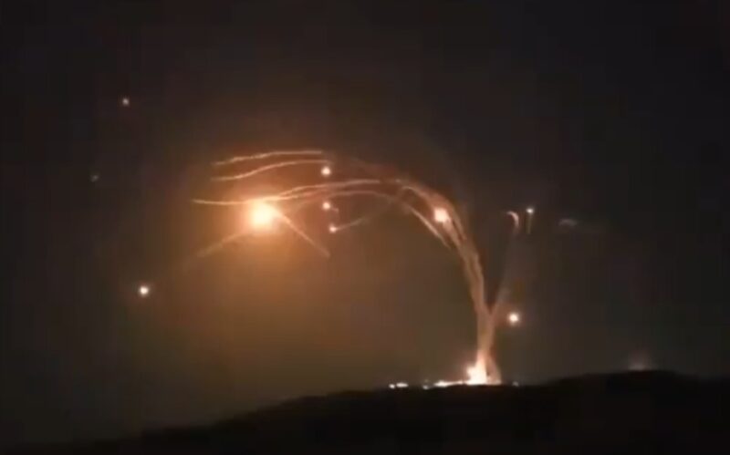 Beberapa roket Hizbullah saat penyerangan mencapai pangkalan udara Angkatan Udara Israel di dekat Gunung Meron.